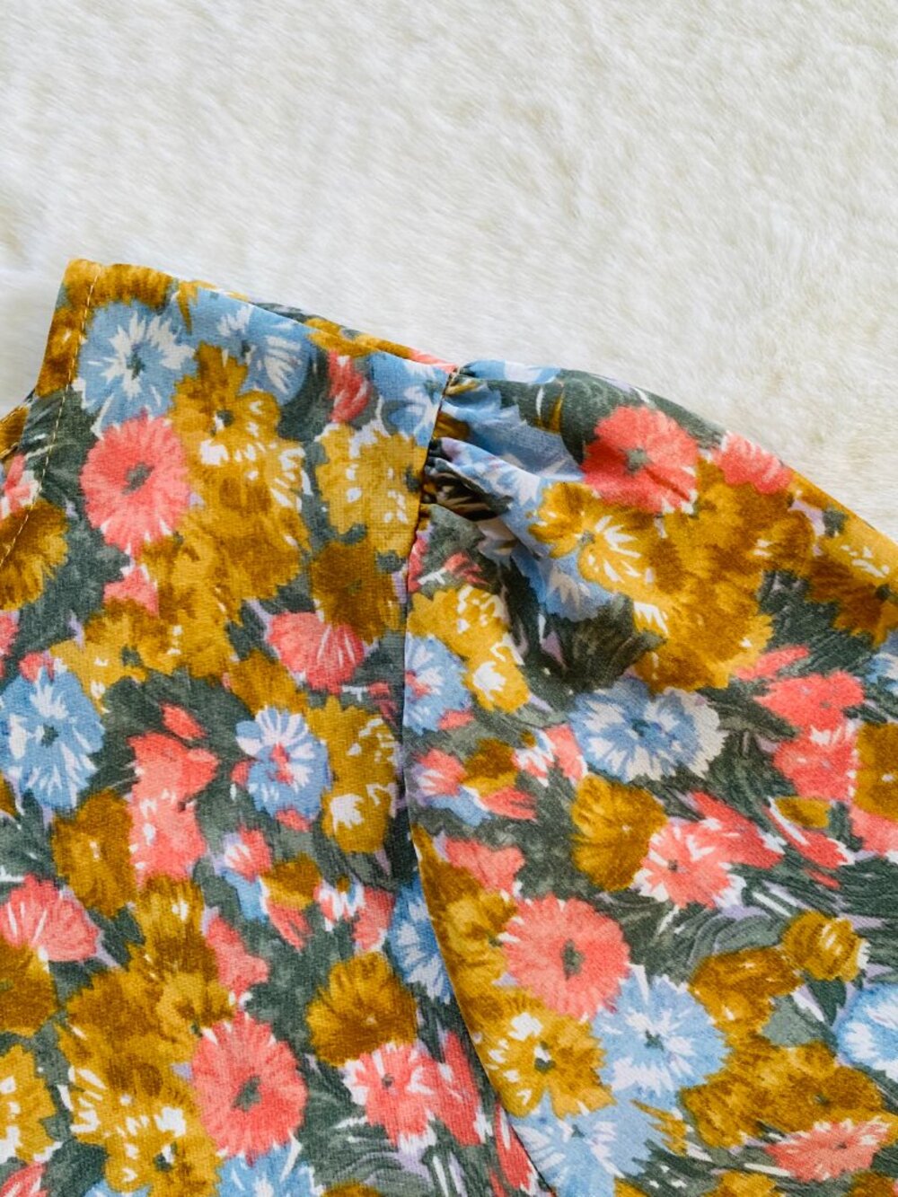 Hayden Floral Blouse Size M Flutter Sleeves Relaxed Fit Excellent Condition - Picture 5 of 9